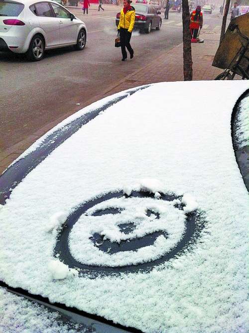 一月十五日上午，有汽車披著一身的雪裝，從經開區(qū)回到市區(qū)。
