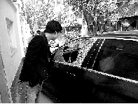 有個(gè)人晃了一圈后，寶馬、現(xiàn)代、越野的車(chē)窗都“長(zhǎng)”出大窟窿