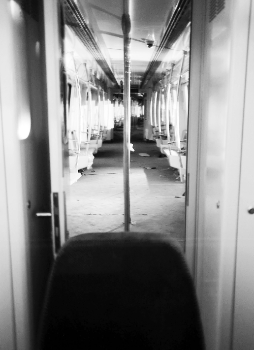 透過擋風(fēng)玻璃，依稀能看到車廂內(nèi)的樣子