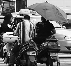昨日，鄭州市鄭州花園路與農(nóng)業(yè)路交叉口，電動車裝傘埋下安全隱患