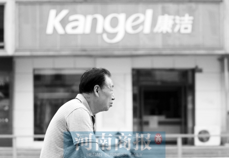 　這一切，將會(huì)給康潔公司、加盟商，乃至鄭州洗衣行業(yè)，帶來什么？ 記者 趙卓/攝