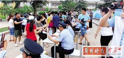 昨天上午，警方在紫荊山廣場進(jìn)行了大規(guī)模的宣傳活動(dòng)。警方供圖