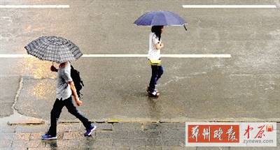 昨天傍晚，市民在雨中行走。
