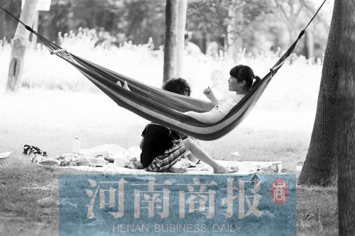 天又熱了起來，外出游玩，記得防曬哦 記者 趙卓/攝　