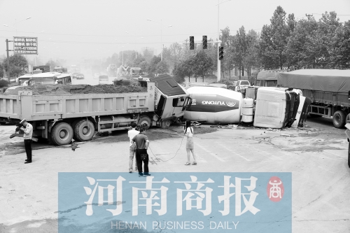 事故現(xiàn)場(chǎng)的附近居民稱，路口的紅綠燈從來(lái)沒(méi)亮過(guò)