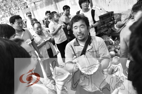 為了表示感謝，陳小立切西瓜分給大家吃。