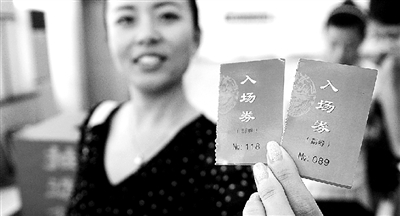 本報記者抽出的兩名消費者代表。