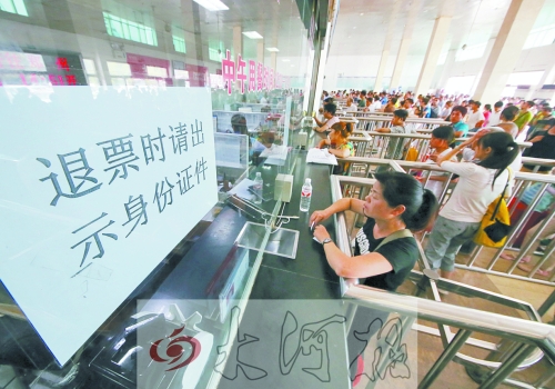 洛陽火車站退票窗口前，一名乘客正在退票。