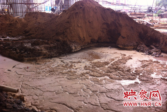 隴海路西三環(huán)快速路施工現(xiàn)場，被挖斷的管道就在泥水下面