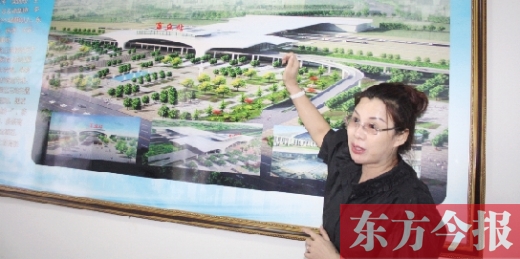 梁園區(qū)高鐵建設(shè)指揮部常務(wù)副指揮長、梁園區(qū)委副書記杜麗亞向記者介紹高鐵站效果圖