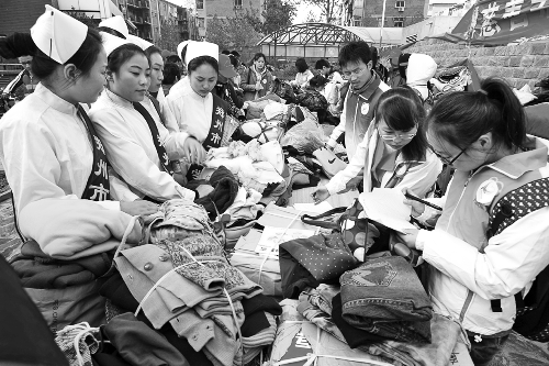 鄭州慈善志愿者暖冬行動(dòng)啟動(dòng)，志愿者將把閑置衣物送給需要的人。