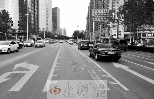 這條畫有多條短斜線的車道就是可變車道，視車流量大小而定，直行車輛多時它是一個直行車道，左轉(zhuǎn)車輛多時它