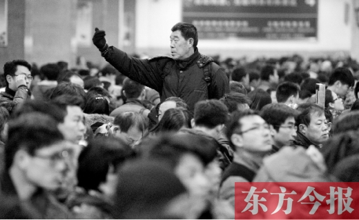 一場雨夾雪讓鄭州火車站的客流又增加了不少。昨天，售票大廳內排隊購票的旅客摩肩接踵