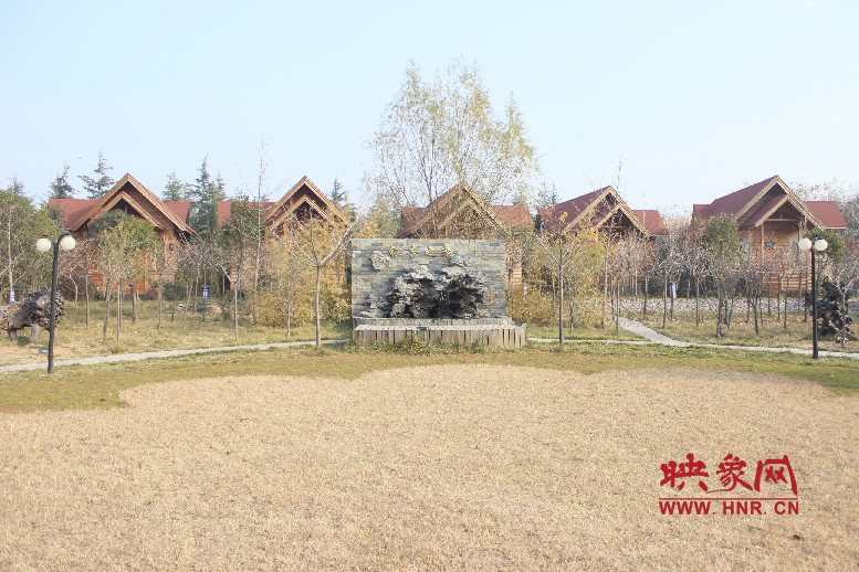 后面就是小別墅，前面是個(gè)廣場