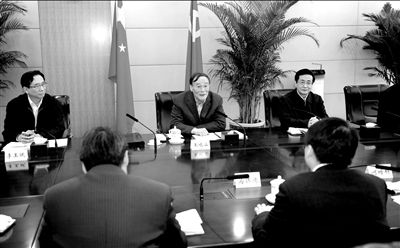 11月30日，中共中央政治局常委、中央紀(jì)委書(shū)記王岐山在北京主持召開(kāi)座談會(huì)，聽(tīng)取專家學(xué)者對(duì)黨風(fēng)廉政建設(shè)和反腐敗工作的意見(jiàn)和建議。新華社發(fā)
