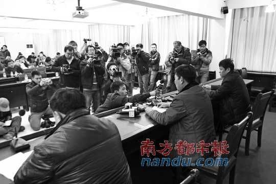 5日下午，河南蘭考縣召開新聞發(fā)布會(huì)，就民辦收養(yǎng)所火災(zāi)事故公開回應(yīng)。