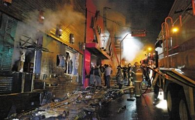 27日凌晨，巴西南里奧格蘭德州圣瑪麗亞市一家夜總會突發(fā)大火，造成至少245人死亡。圖為消防人員正在現(xiàn)場滅火救援。