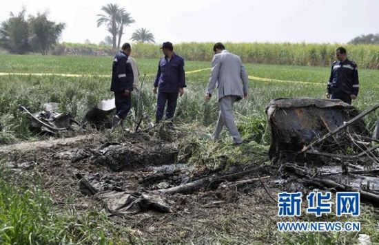 2月26日，在埃及旅游城市盧克索附近，警察和救援人員在發(fā)生熱氣球爆炸事故的現(xiàn)場(chǎng)查看熱氣球殘骸。