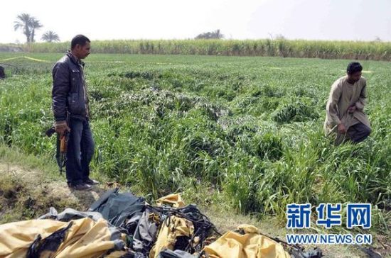 2月26日，在埃及旅游城市盧克索附近，當(dāng)?shù)匕踩藛T在發(fā)生熱氣球爆炸事故的現(xiàn)場(chǎng)查看。