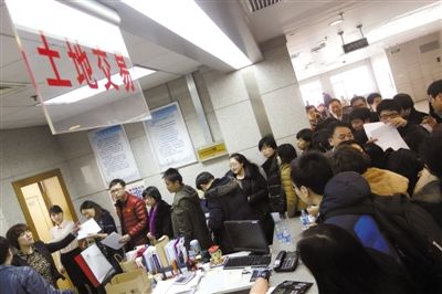 2月28日，北京市土地交易市場，各房地產(chǎn)企業(yè)代表準(zhǔn)備競拍房山、大興、朝陽的13塊土地。