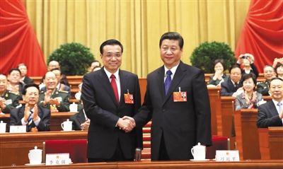 昨日，人大會議投票表決，決定李克強為國務院總理后，習近平和李克強親切握手。 新華社記者 蘭紅光 攝