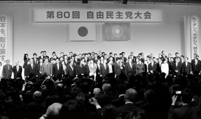 3月17日，日本自民黨黨員在東京出席自民黨年度大會。新華社發(fā)