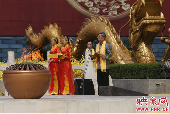 中華炎黃文化研究會會長許嘉璐宣讀拜祖大典拜祭文。映象網(wǎng)記者 邵恰 攝