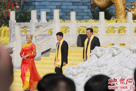 　河南省委書記、省人大常委會主任郭庚茂，河南省省長謝伏瞻敬獻花籃。映象網(wǎng)記者 邵恰 攝