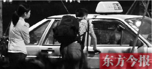 5月1日，記者夜探鄭州火車(chē)東站黑出租車(chē)，司機(jī)告知記者不打表40元，記者上車(chē)錄音取證