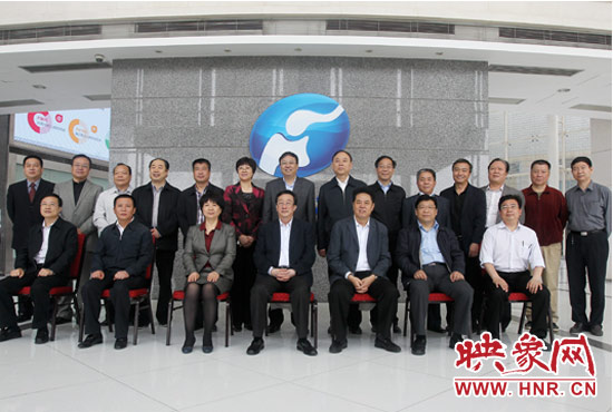 郭庚茂等省領(lǐng)導(dǎo)與省廣電局、河南電視臺的同志們合影