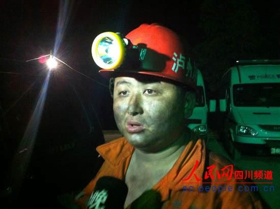 救援隊員出井時，滿臉煤灰，顯得十分疲憊。圖片為唐宗銀的隊友。（記者　李平　攝）