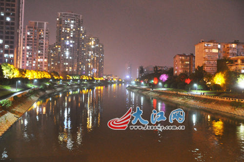夜幕下的玉帶河，風景很好，但是臭氣熏天。