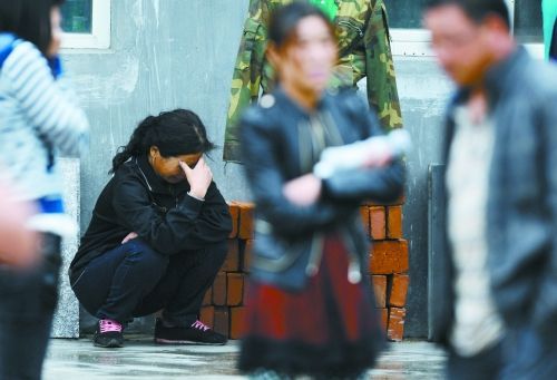 一名失蹤員工的家屬在失蹤人員信息登記處前哭泣。