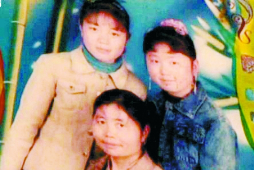兩個女兒已長大成人,妻子也已歸來,這個分離12年的家庭,離幸福越來越近(翻拍)。