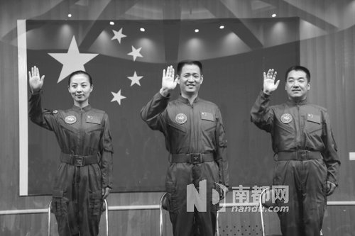 神舟十號(hào)航天員王亞平(左)、聶海勝(中)、張曉光(右)。 新華社發(fā)