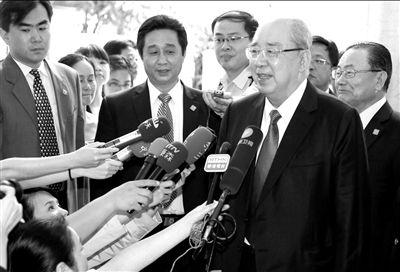 吳伯雄率國(guó)民黨大陸訪問(wèn)團(tuán)抵達(dá)北京，在下榻的麗思卡爾頓酒店接受記者采訪。中新社發(fā)