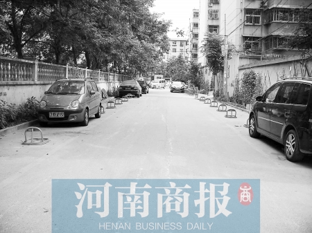 城市公共道路，成了很多人的“停車場” 記者 邱曉峰/攝