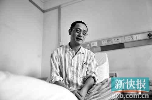 在病床上,趙海濱看起來比原先照片里消瘦了很多,雖然戴著一副近視眼鏡,卻掩飾不住鏡框后面發(fā)黑的眼圈。新快報記者孫毅/攝