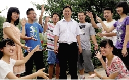 同學(xué)們用手臂連成光環(huán)，把班主任老師圍起來，表達(dá)對他的敬意和謝意。
