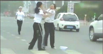 兩名“女交警”馬路中央廝打。圖/東方IC