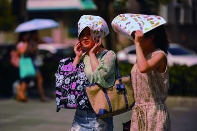 進(jìn)入7月份以來，南京出現(xiàn)了多個(gè)高溫天氣。本報(bào)資料圖片 劉瀏 攝