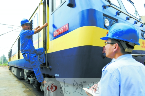 　　首發(fā)車頭以內(nèi)燃機(jī)作牽引，途中車頭、車身都會換