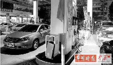 昨天晚上，桐柏路一加油站排隊(duì)加油的汽車特別多，很多人都想趕在油價(jià)上漲前加滿油箱。