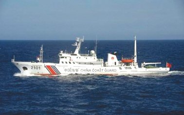24日在釣魚島附近海域巡航的中國海警船。