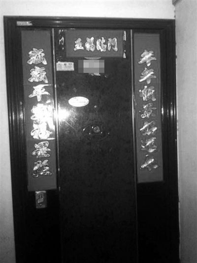 昨天22時許,被摔女童家房門緊閉,多名家屬稱,在協(xié)商處理孩子后事。新京報記者 楊鋒 攝