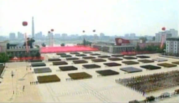 7月27日是《朝鮮停戰(zhàn)協(xié)定》簽署60周年紀(jì)念日，朝鮮在首都平壤舉行的盛大的閱兵儀式。圖為閱兵廣場。