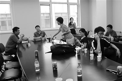 昨日，什剎海街道辦事處第四會(huì)議室，“什剎海女童練攤父親被打”事件的通氣會(huì)現(xiàn)場(chǎng)。