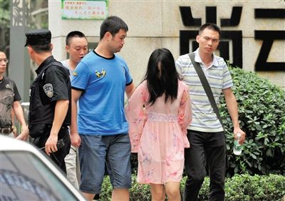 一名女犯罪嫌疑人被警方押出。新華社記者 薛玉斌 攝