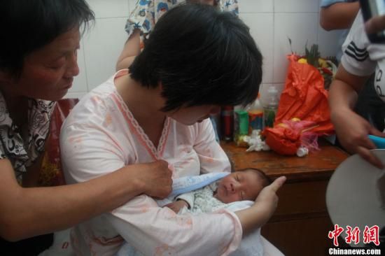 圖為陜西富平“產(chǎn)科醫(yī)生拐賣嬰兒”一案中的被拐嬰兒于8月5日中午在該縣婦幼保健院由當(dāng)?shù)鼐浇挥谄涓改?。張一?攝