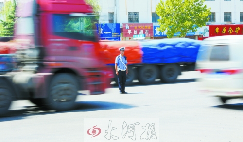 連霍高速受橋梁爆破影響禁止通車，310國道車流量迅速增加，當(dāng)?shù)亟痪块T安排大量警力保障道路暢通。